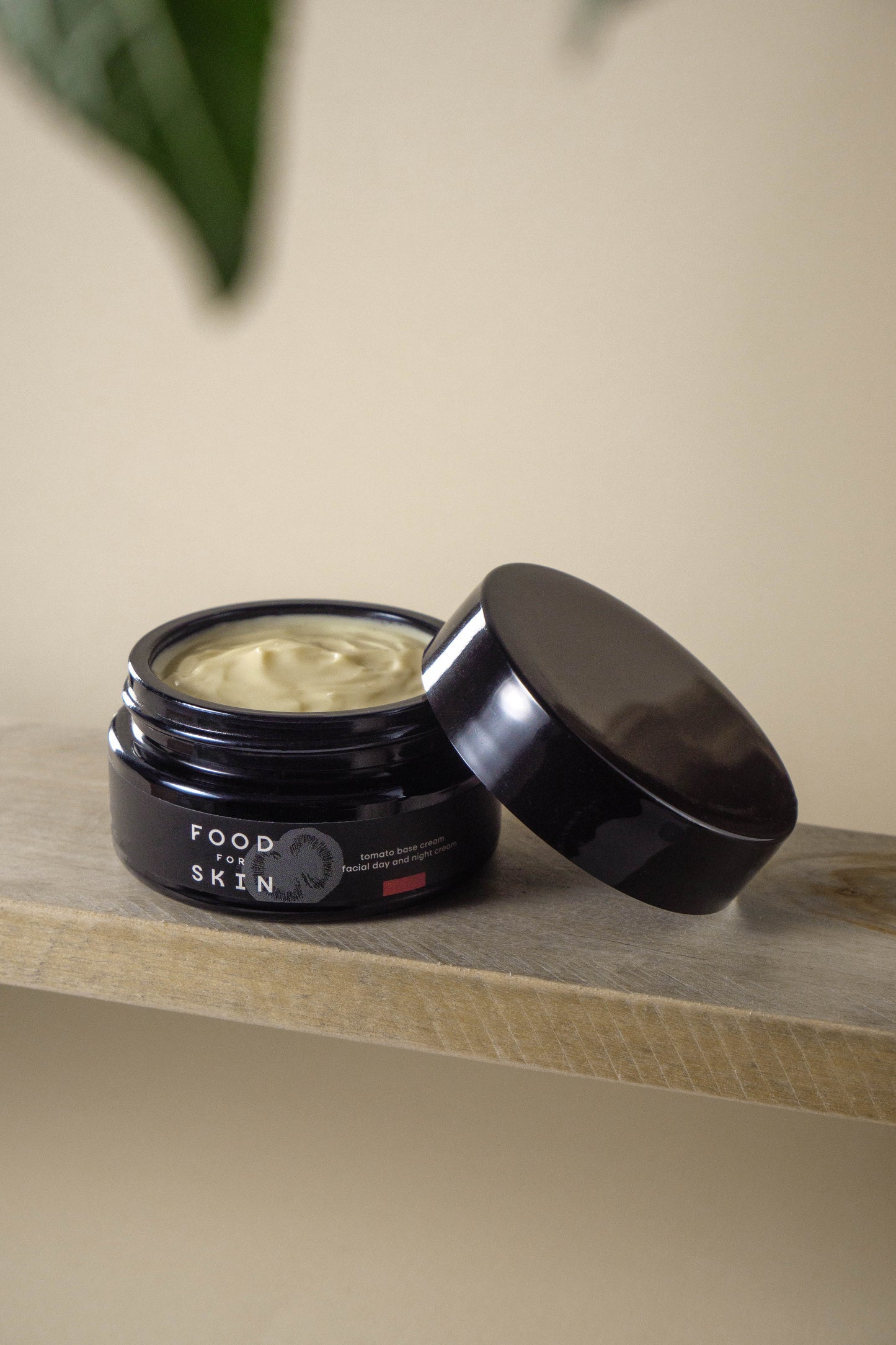 Moisturizing and protective day and night cream